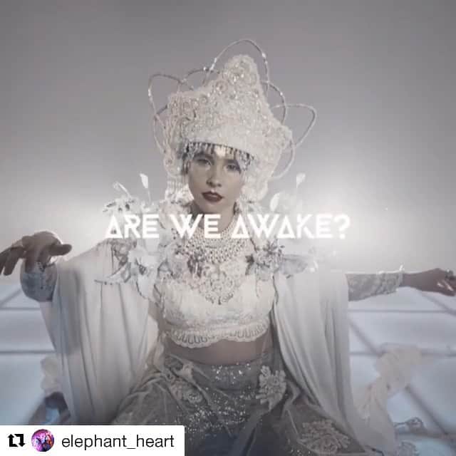 ブリアナ・エヴィガンのインスタグラム：「This Friday get ready! @elephant_heart #lenguas #areweawake?」