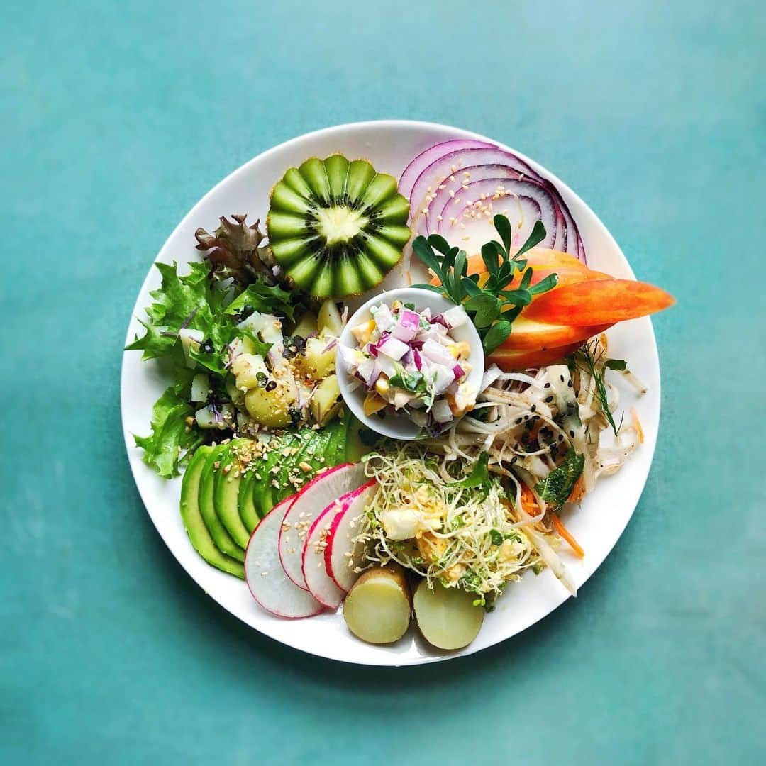 Chinamiさんのインスタグラム写真 - (ChinamiInstagram)「Vegetable & Fruit Salad Plate 🥒🥬🥑 「彩り豊かな野菜プレート」 . 失敗だらけの我が家の家庭菜園。そんな中でも一生懸命成長しようと頑張ってくれる野菜たち。心していただきたいな😌 #パレットサラダ #野菜 #vegetable」7月9日 8時09分 - chinamiphoto