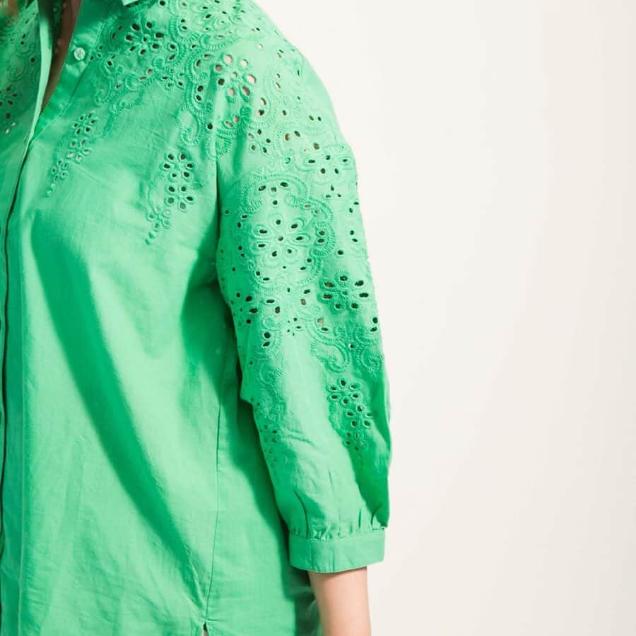 Alinoma公式さんのインスタグラム写真 - (Alinoma公式Instagram)「■Alinomaのグリーンコーデ ㅤ 透かしが涼し気なローズペシュの大人っぽシャツ。チュニック丈なのでお尻が隠れるのが嬉しい。美ラインクロップドパンツも夏のマストです。 ㅤㅤ ————*coordinate *———— ㅤ *シャツチュニック：#Rose Peche →LL～3L展開 ㅤ *美ラインクロップドパンツ：#Rose Peche →LL～4L展開 ㅤ ㅤ 〉〉モデル：KUMACO @kumikohirabara →LLサイズ着用／166cm ㅤㅤ ⇒気になった商品の詳細はプロフィールのURLにありますよ♪ @alinoma_official  URL 〉〉https://bit.ly/2KAEba4 ㅤ ㅤ #アリノマ  #ぽっちゃり #ぽっちゃりコーデ #ラファコーデ #夏ファッション #ぽちゃかわ #今日のコーデ  #シャツ #クロップドパンツ #大きいサイズ #着痩せコーデ #グリーン ㅤ #alinoma #instagood #plussize #summer #plussizemodel #plussizefashion」7月9日 8時12分 - alinoma_official