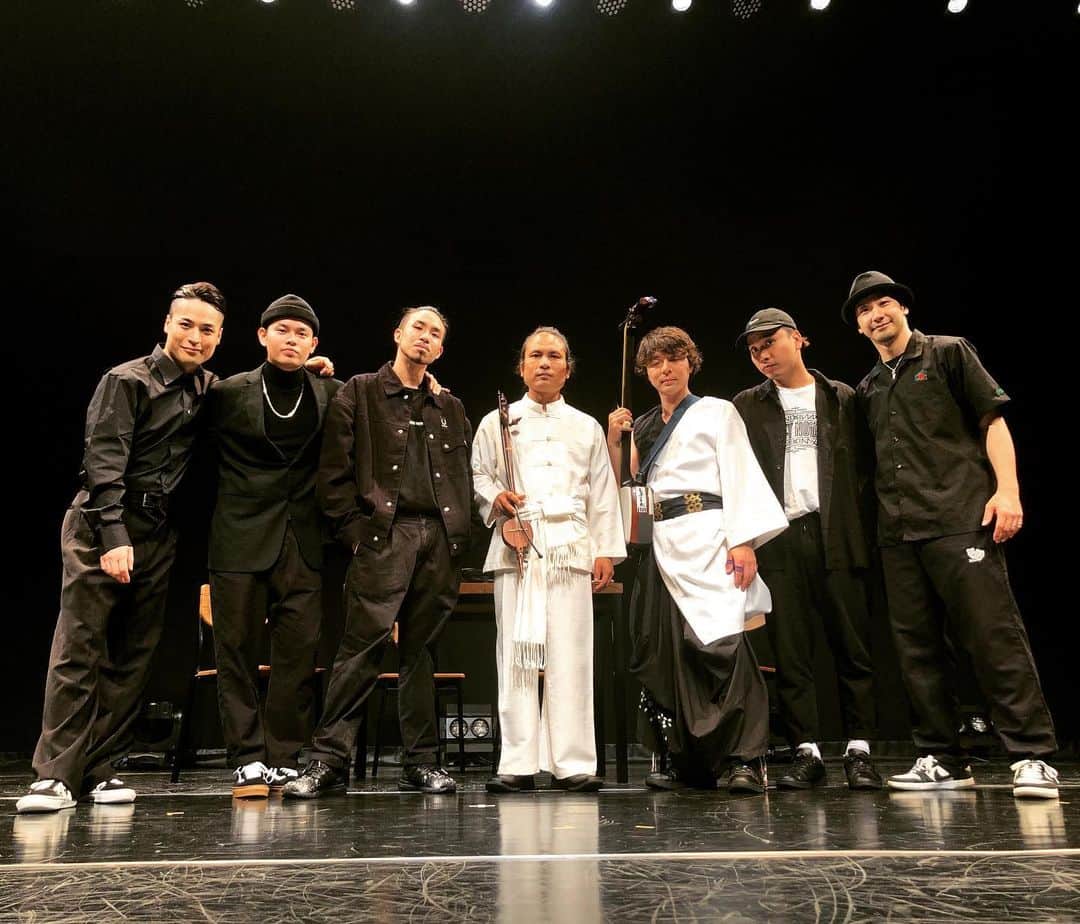 FISHBOYのインスタグラム：「. 遂にCRAZY ROLLERSがDANCE DANCE ASIAの舞台に登場☺ . KITEさんと僕はもちろん、津軽三味線奏者の雅勝さん、HUMAN BEAT BOXERのHIRONA,ベトナムからMTpop,シンガポールからMarzipan,タイからあらゆるタイ楽器を演奏するKruAdd TheSalorが集まりました。 . どうなる！ . え、、本当にどうなる？！ . 今週末、東京芸術劇場でおまちしております☺ . DANCE DANCE ASIAは、舞台芸術の「新しい表現手法」として高い関心が寄せられているストリートダンスを軸としたパフォーミングアーツ作品を制作するプロジェクト。 . 公演日程 2019年7月12日 (金) 〜2019年7月14日 (日)  会場 東京芸術劇場シアターウエスト 演出・振付 TEAM 3T 振付・演出：3T（スリー・ティー）（ベトナム） 振付・演出補佐：Katsuya（カツヤ）（日本）  TEAM Nikii 振付・演出：Nikii（ニッキー）（タイ） 振付・演出補佐：スズキ拓朗（スズキタクロウ）（日本）  TEAM Crazy Rollers 振付・演出：Crazy Rollers（クレージーローラーズ）（日本）  TEAM GANMI 振付・演出：GANMI（ガンミ）（日本）  TEAM kEnkEn 振付・演出：kEnkEn（ケンケン）（日本） . 会場 東京芸術劇場シアターウエスト 料金 一般：3,500円（全席指定・税込)  学生：2,500円（全席指定・税込）[！]大学院生・大学生・専門学校生・中高生の方対象。当日入場時に学生証をご提示ください。  障がい者手帳割引：2,000円（全席指定・税込）[！]当日入場時に障がい者手帳をご提示ください。 ※ご同伴のお子さま割引販売（子ども券　2,000円/3歳以上小学生まで） ※年齢制限：7月12日(金)…3歳未満入場不可 　7月13日(土)・14日(日)計3公演…3歳未満入場可 （膝上鑑賞無料、但し座席が必要な場合は子ども券をご購入ください。） 主催 国際交流基金アジアセンター、株式会社パルコ 共催 東京芸術劇場（公益財団法人東京都歴史文化財団） お問い合わせ サンライズプロモーション東京 0570-00-3337（10:00～18」