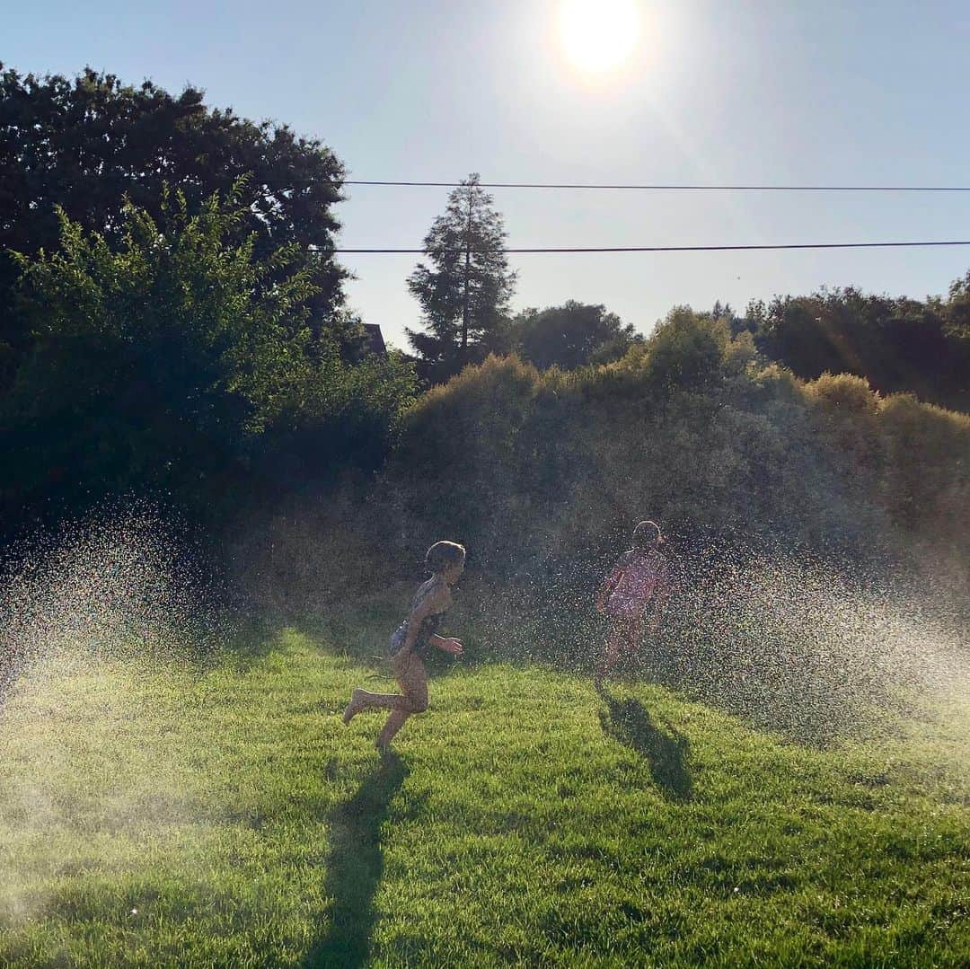 P!nk（ピンク）さんのインスタグラム写真 - (P!nk（ピンク）Instagram)「Here’s a picture of my child running through water. It wasn’t even filtered. What a waste of water. And no helmet? I hope she had sunscreen. If she slips and falls she may be traumatized for life. And her mother wasn’t even there. I was..... gasp.... working!!!! In another country! 🤘🏽👎🖕#instagramisfun #fucktheparentingpolice #ifyoufeellikeunfollowingpleasegoddoitquickly #opinionsarelikeassholes #somanyassholes」7月9日 8時14分 - pink