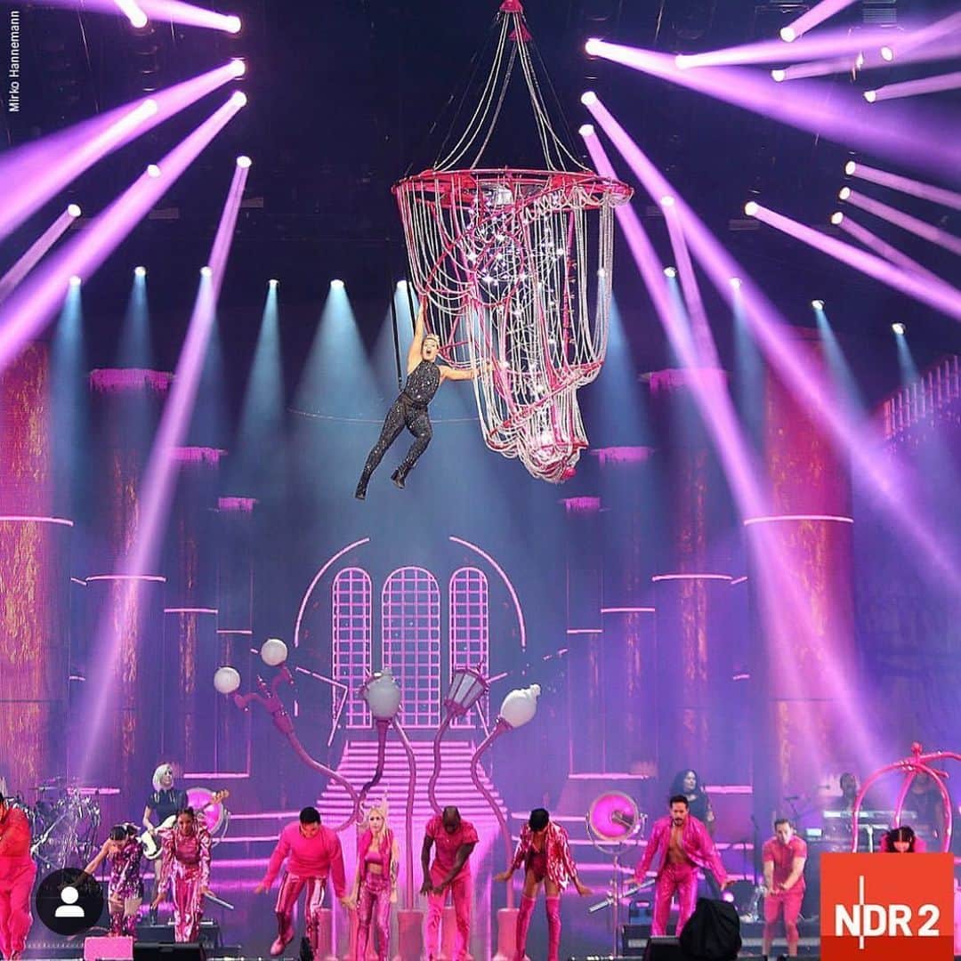 P!nk（ピンク）さんのインスタグラム写真 - (P!nk（ピンク）Instagram)「In other news we killed that friggin stadium tonight. Thankyou Hamburg. Thank you a million」7月9日 8時20分 - pink