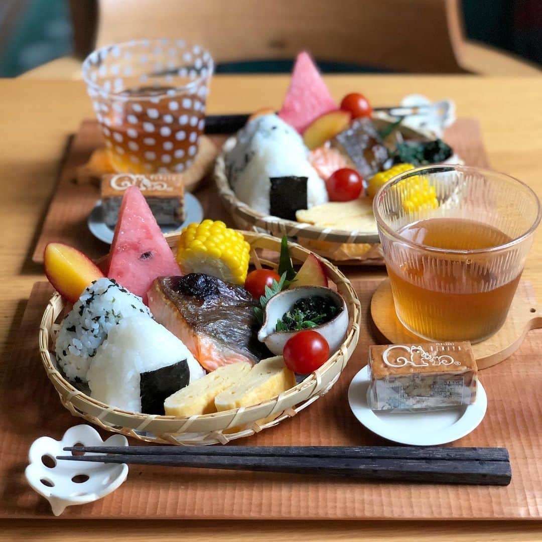 みかさんのインスタグラム写真 - (みかInstagram)「2019.7.9  おはようございます  今日のあさごはんは * ・おにぎり 塩むすび&わかめ ・だし巻き玉子 ・焼き鮭 ・ほうれん草の胡麻和え ・とうもろこし ・すいか、プラム ・クルミッ子 *  今朝は竹籠弁当風で。  生の銀鮭を塩焼きに。 脂がのってて 美味しい😋 すだちやレモンが欲しかったな。 *  朝ラン記録🏃‍♀️ 7.08km39.18min まだいけそうながら ちょい控えめに。 *  朝走るとほんとお腹空くー💦 昨日もお昼まで我慢予定が 先輩からお菓子の差し入れを もらい即食べで😂 人からもらうお菓子がまた 美味しく感じてしまう。  今日もがんばろう〜 *  #あさごはん#朝ごはん#お弁当風#竹籠弁当#竹籠#和食#和朝食#おにぎり#おうち和ごはん#おにぎり弁当#breakfast#morning#cooking#obengo#onigiri#igersjp#locari#macaronimate#yutakana_syokutaku#朝時間#朝美人アンバサダー#おうちごはん記録#おうちごはん#おうちごはんlover#フーディーテーブル#私のおいしい写真#クルミッ子#さざなみプレート」7月9日 8時21分 - mikasko