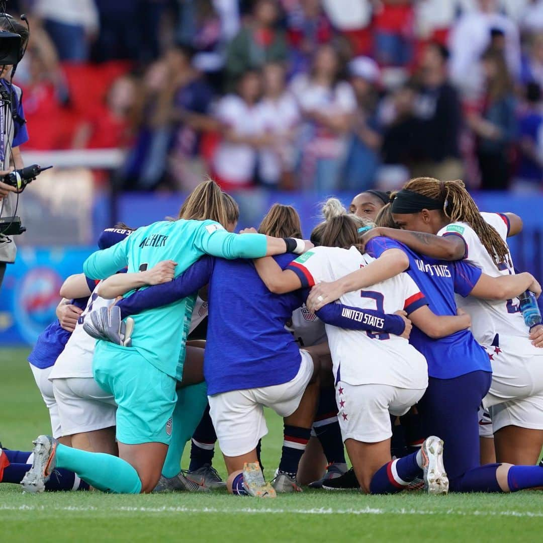 アリッサ・ナアーさんのインスタグラム写真 - (アリッサ・ナアーInstagram)「What a journey this has been. Words can’t describe all the emotions. I wouldn’t have wanted to go through this experience with anyone else! WE are World Champs! #23 🏆🇺🇸 #France2019」7月9日 8時24分 - alyssanaeher