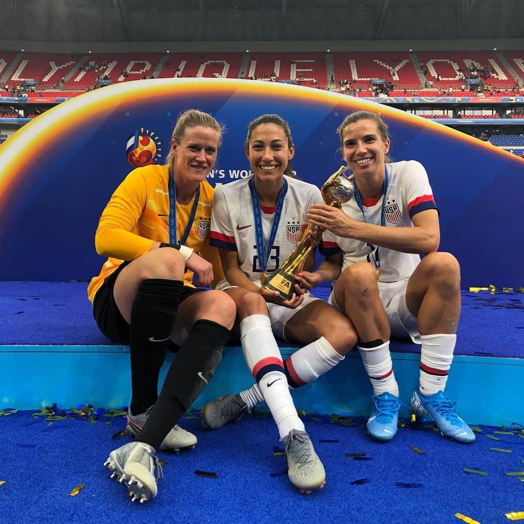 アリッサ・ナアーさんのインスタグラム写真 - (アリッサ・ナアーInstagram)「What a journey this has been. Words can’t describe all the emotions. I wouldn’t have wanted to go through this experience with anyone else! WE are World Champs! #23 🏆🇺🇸 #France2019」7月9日 8時24分 - alyssanaeher