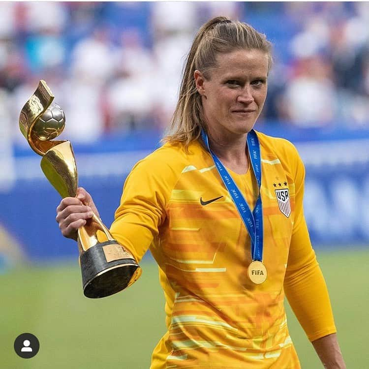 アリッサ・ナアーのインスタグラム：「What a journey this has been. Words can’t describe all the emotions. I wouldn’t have wanted to go through this experience with anyone else! WE are World Champs! #23 🏆🇺🇸 #France2019」