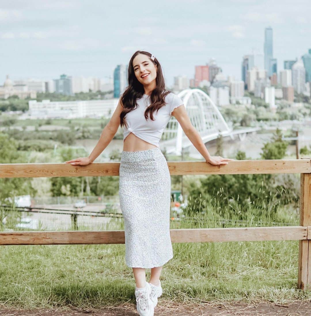 Sarah Ramadanのインスタグラム：「Not trying to brag..... ⠀  but I’m the world’s biggest worrier 🥇 🙄 and I don’t take much pride in that lol!! ⠀ But  lately I’ve been seeing worry in a different light, and it’s helped me make peace with where I am in life: ⠀ worry to me is like an overbearing mother. the intention is to protect me from harm’s way, and to cradle me far from life’s uncertainties. It’s like a parent that sees risks as danger, and comfort as key. ⠀ Worry puts my safety over my happiness, and although this is a *form* of love, it isn’t always the right medicine. ⠀ Because when you feel as if life is pushing you forward, worry becomes resistance. And it’s a resistance that’ll beget regret someday. ⠀ And if you’re reading these words right now: I want none of that for you. ⠀ I did a thing by stepping out of my comfort zone yesterday. and while I heard my worry’s dismay, I was the one in control. and guess what? I didn’t have to listen to it. this was key for me💜 ⠀ and the results of accepting my worry while still pushing forward? ⠀ 🌿I hit a PR (first 10K ever, quicker than my 8K practice trial lol) 🌿I ran without stopping 🌿I ran without looking at my watch 🌿I ran without negativity 🌿And I ran with a full heart 💜 ⠀ I’ll take that over worry any day of the week! ⠀ A HUGE thank you to @exploreedmonton for welcoming me to your city - you immersed me in so much culture, food, and friendship 💜🙏🏼I can’t wait to come back to take on part two of this beautiful city🇨🇦✌🏼 PC: @avibrantmind ⠀ I hope this post finds you at the right moment in your life; happy Monday my beautiful friends!!! #exploreedmonton #motivationmonday #fightforgrowth #lululemon10k」
