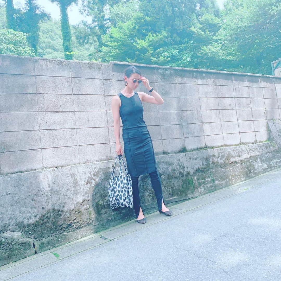のインスタグラム：「. オールブラックの日🤙🏿 は、里帰り中のもの。 お気に入りの @mm6maisonmargiela のワンピースで山中温泉を散歩しました👗 . 当初の天気予報とは裏腹に晴れ間が広がり、 とても快適に過ごせたのも今回の滞在の良かったところです💓 . 息子が保育園へ行ったのでしばらく石川紀行をポストさせて下さい📮 #ママモデル#男の子ママ#3歳#mm6#adametrope#unitedarrows#ragandbone#adsr」