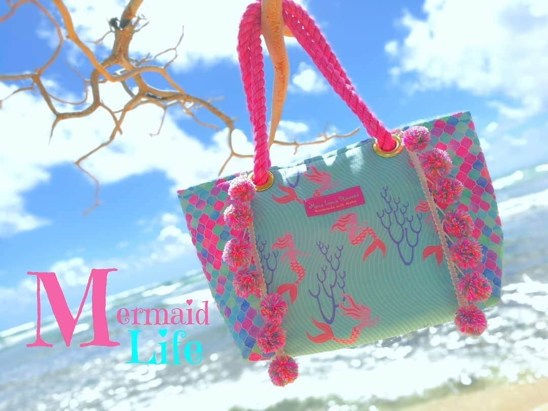 Moco Lima Hawaiiさんのインスタグラム写真 - (Moco Lima HawaiiInstagram)「New* Mermaid tote bag, made by Moco  朝起きたらあまりにイイお天気だったのでノースまで。運転中はいつも必ず歌ってる私。ノースまで長旅だったのでスッキリ🤣  It was a sunny day yesterday so I went to the N.shore. I always sing in the car. Since it was a long drive, I sang a lot! Feel so good!! #longdrive#love#drive#sing#music#ocean#sea#beach#mermaid#hawaii#waikiki#photography#photoshoot#sunnydays#smile#guitar#ukulele#ハワイ好き#ハワイ大好き#ハワイ好きな人と繋がりたい#ワイキキ#ハワイ旅行#ハワイ旅#音楽好きな人と繋がりたい#歌好きな人と繋がりたい#アロハ#海#夏  Moco Lima Hawaii Showroom 1-6pm OPEN today  皆さまのご来店をお待ち致しております♡」7月9日 8時31分 - mocolimahawaii