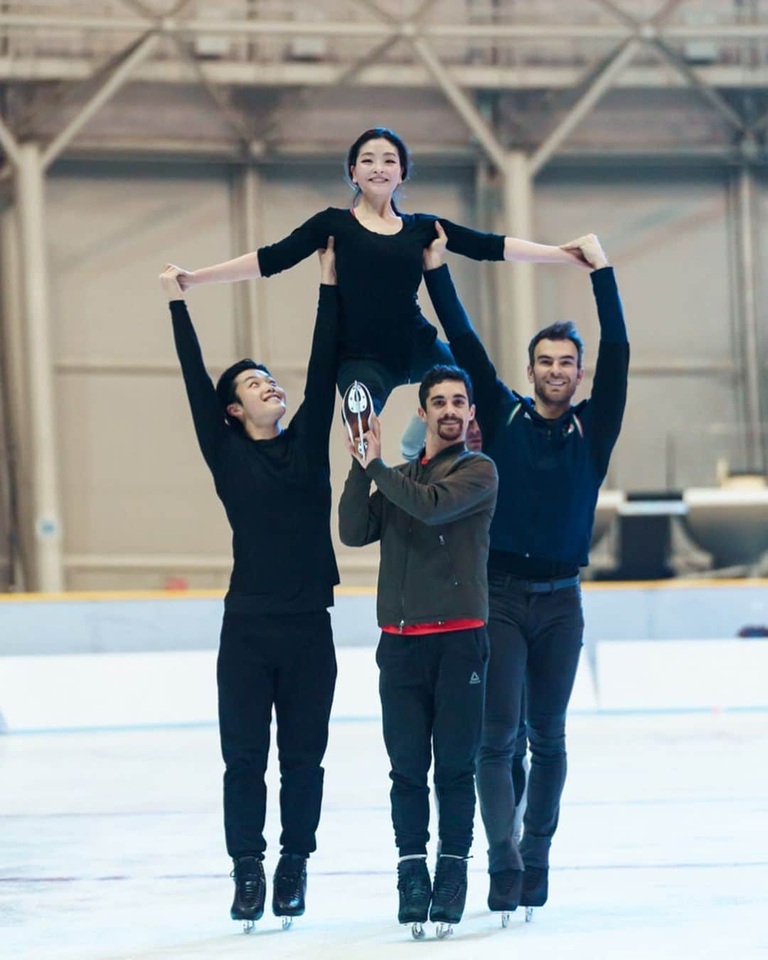 マイア・シブタニさんのインスタグラム写真 - (マイア・シブタニInstagram)「Flying with a little help from my friends! All 9 episodes of our Stars on Ice Japan vlog series are up! (Thank you, @alexshibutani! 😅) Also, swipe to see @slambiel. ➡️😂 • 📸: @mitsuru_wakabayashi」7月9日 8時36分 - maiashibutani