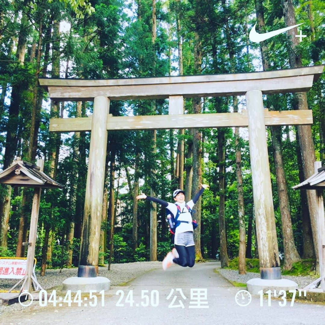 田中千絵さんのインスタグラム写真 - (田中千絵Instagram)「おはようございます☼ 。 《熊野古道運動旅行日記》 ついについに最終章となりました！  今回は、書きおさまらなかった、 とはなっていませんので😝  今日の夕方ころに、 FBファンページでアップ予定をしています。  写真は、 熊野本宮大社にたどり着いた時のものです。  24.50キロ、4時間44分⋯  人生に不可能なこと、 ほぼなし☺️ 。  それでは、 今日も素敵な一日を☺︎ . . 早安☼《熊野古道運動旅行日記》 終於寫完最終章了！  這次不會再有‘沒有寫完’這事的😝  即將在今天傍晚在粉絲專頁上發佈， 敬請期待。  這張照片是 當時剛到熊野本宮大社時拍的。  24.50公里，4小時44分⋯  人生中 幾乎沒有不可能做到的事☺️ 。  祝福大家有個美好的一天喔☺︎ . . . #熊野古道 #熊野古道中辺路  #世界遺産 #日本 #和歌山  #japan #wakayama #worldheritage  #運動旅行 #nike #cwx  #台北と東京の生活  #中国語」7月9日 8時37分 - chietanaka817