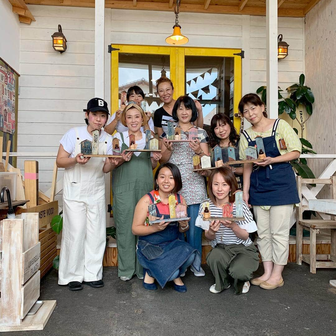 SUNNYDAY工務店さんのインスタグラム写真 - (SUNNYDAY工務店Instagram)「・ インスタグラムの不具合から解消され。 改めて、7/7(日)に開催しました @ayumi_korenaga さんwsの様子😃 ・ 午前の部 ペイント、組み立て、ステンシル、スタンプ。 屋根は皮を釘でトントン🔨 皆さまとっても楽しまれていました😊❤️ ・ 報告続きます✨ ・ サニーデイ工務店 ☎︎0725-58-7428 🔸 #sunnyday工務店#sunnydaykohmuten#サニーデイ工務店#工務店#大阪工務店#忠岡#泉大津#和泉市#岸和田#自然素材#自然素材のおうち#自然塗料#体に優しいおうち#注文住宅#大阪注文住宅 #ハンドメイド#雑貨#インテリア#レンタルスペース#ジャンク#ジャンク雑貨」7月9日 8時37分 - sunnyday_321