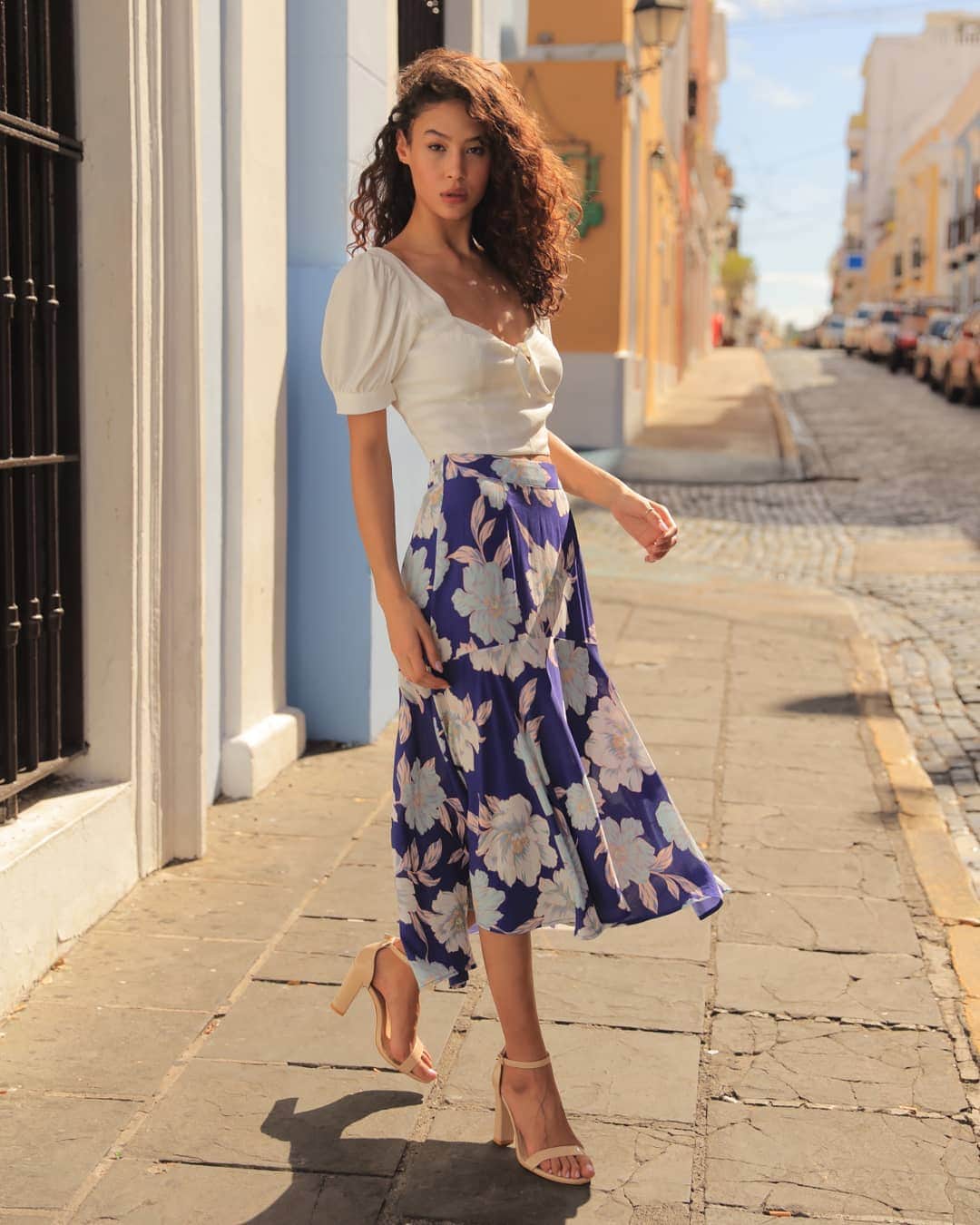 のインスタグラム：「Mixing it up with our new go-to: the Ann Street Midi Skirt.  #mixandmatch #midiskirt #croptop #love #YumiKim」