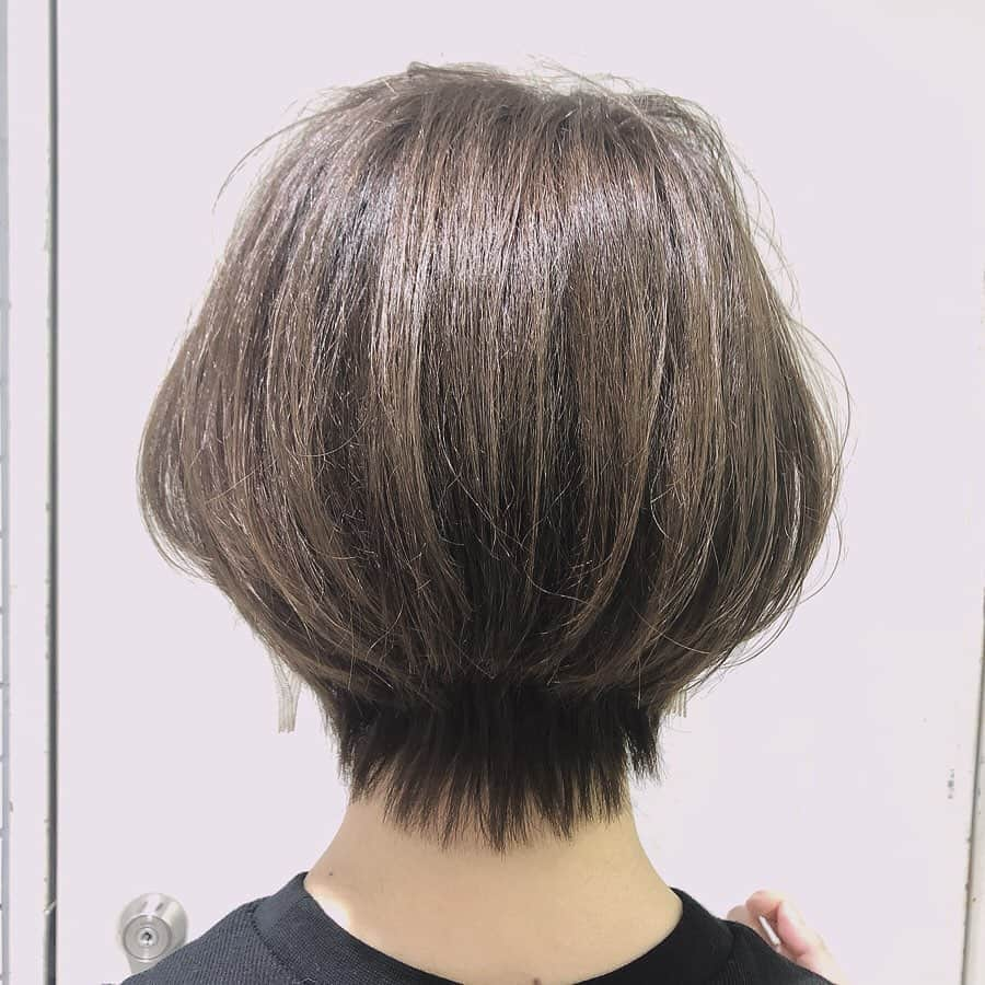 筒井愛実さんのインスタグラム写真 - (筒井愛実Instagram)「． ヘアメンテナンス💇‍♀️ ． リクエスト多かった前髪作りました♪ 後ろもカナリぼーぼーで傷んでいたので一旦短くさせていただきました🙇‍♀️ ． @h_miyauchi さん担当です✂︎ お忙しい中ありがとうございます！ ． #hairmentenance  #cut #shortcut #shorthair #breathbeauu #ショートヘア #ショートカット #三ノ宮 #美容室 #158_hair」7月9日 8時44分 - manamin_158cm