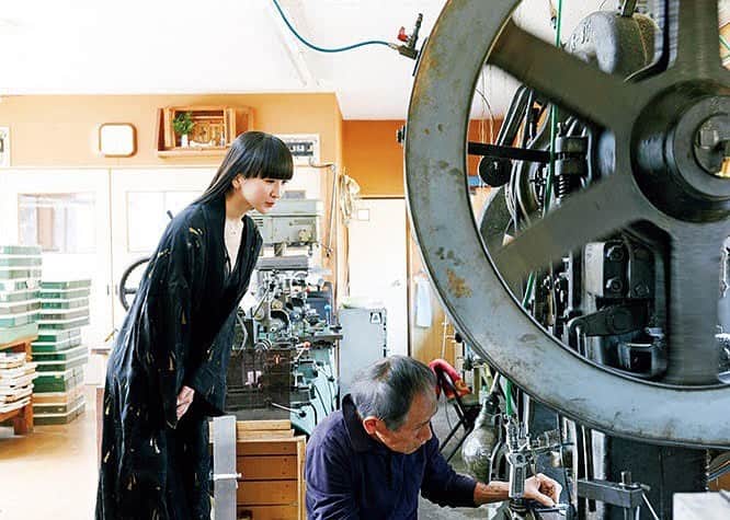 Perfumeさんのインスタグラム写真 - (PerfumeInstagram)「English version of Kokontozai: KASHIYUKA’s Shop of Japanese Arts and Crafts on @casabrutus is now up! In this issue she traveled to Sabae, in Fukui prefecture, to visit an eyeglass craftsman who makes nearly all of the parts by hand. Link in bio. #prfm」7月9日 8時58分 - prfm_official
