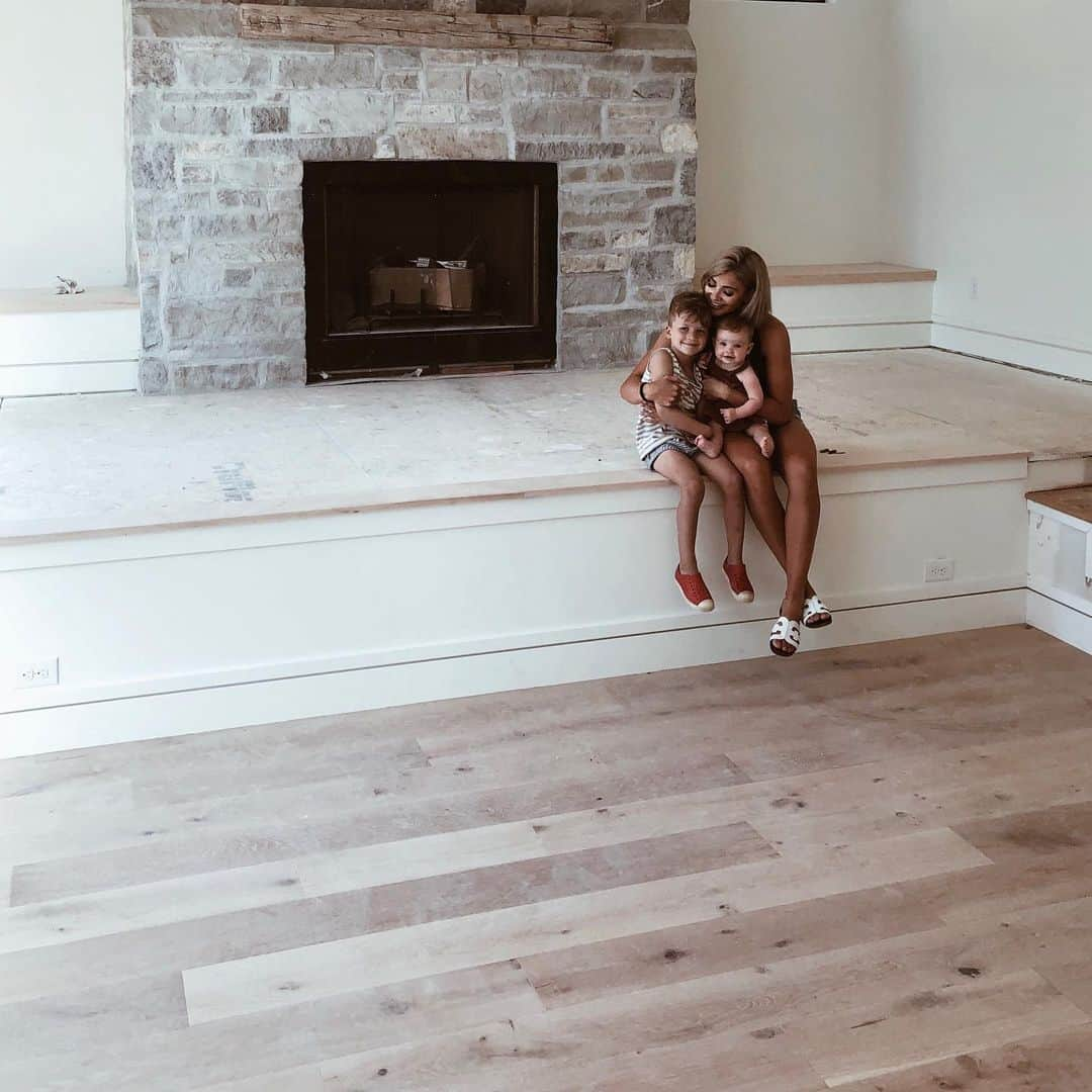 Cara Van Brocklinさんのインスタグラム写真 - (Cara Van BrocklinInstagram)「Ahhh it’s so crazy seeing our home get so close to being done🙈!! We are just a few weeks out and getting so excited! It’s been so much work, but so much fun! And thank goodness i have @jillaire_interiors to help me along the way because i would be a mess without her 😂.」7月9日 9時07分 - caraloren