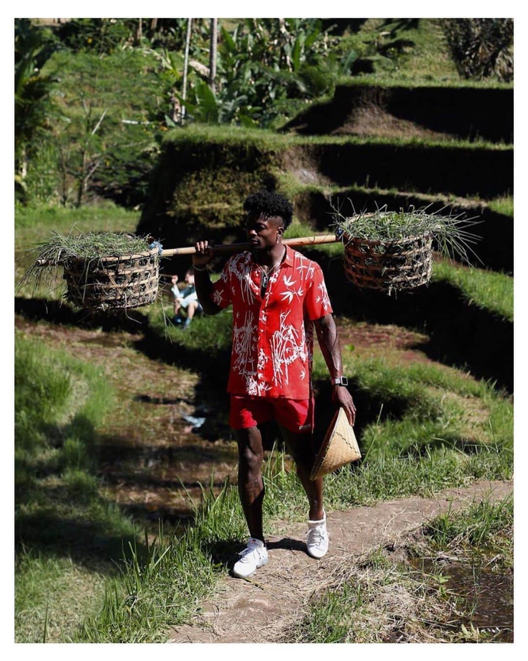 オバディア&サンズのインスタグラム：「🌴 Get lost in nature and you will find yourself. @marquisegoodwin in the Bamboo Beach shirt and Main Beach nylon shorts.」
