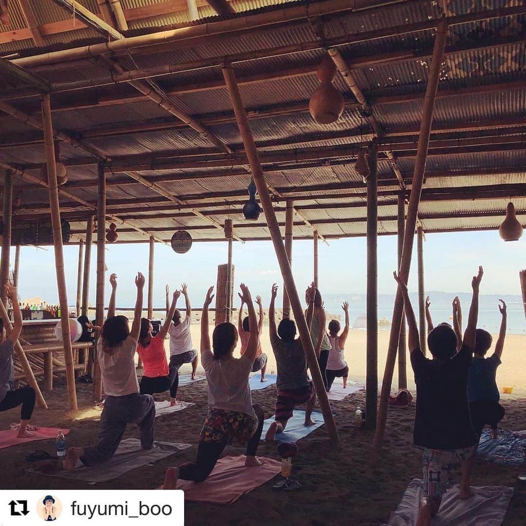 のインスタグラム：「#Repost @fuyumi_boo with @get_repost ・・・ 🌴BEACH YOGA 🌴 〜Follow your Heart〜  来週週末7/20(土)はビーチヨガ開催🌞‼️ 心地良い海風を感じながら『自分らしく在ることを大切に』する<BEACHYOGA>を体感してみませんか？✨ ヨガ未経験の方大歓迎!! 爽やかな講師が丁寧にご案内します♬  残席があと4名様ございます✨是非ご参加くださいませ🌴✨ ・ BEACH YOGA 〜 Follow Your Heart〜 ・ ◾︎日時◾︎ ・7月20日土曜日 am8:30〜am9:30 🌞残席4名様🌞 ・8月10日土曜日 am8:30〜am9:30 ・ ◾︎場所◾︎ 森戸海岸 ・海の家 OASIS ・ ◾︎定員◾︎ 15名 (完全予約制) ・ ◾︎料金◾︎ ¥2100 (税込) ・ ◾︎お持ち物◾︎ ヨガマットもしくはバスタオル・動きやすい服装・飲み物・日差し対策できるもの(サングラスや日焼け止め、顔を覆うタオルなど) ・ ◾︎内容◾︎ 「考える」ことを一度休めて「感じる」ことにフォーカスして感じたままにヨガのポーズをお楽しみ頂けます。 気持ち良く身体を動かしご自身を感じることを目的にご案内しますので、ヨガ未経験の方も男性の方も安心してご参加いただけます。 ・ ◾︎講師◾︎ 藤代有希 〜profile〜 2006年よりインストラクターを始め、傍ら舞台女優、  タレント、MCとしても活動。  ヨガ指導や子供向けにダンスの指導も 行っている。 ・YIC200認定講師 ・YMCメディカルスクール　ヨガインストラクターマスターコース修了 ・studio yoggy  リストラティブヨガコース 修了（RTC） ・studio yoggy キッズヨガティーチャーズトレーニングコース 修了 ・ISHTA yogaマタニティヨガティーチャーズトレーニング 修了 ・ISHTA yoga 産後ヨガ 修了 ・studio yoggy メディテーションインテンシブコース（MIC）修了 ・ ◾︎ご予約・お問い合わせ◾︎ Studio Boo-Thang 📧 info@boo-thang.com  #boo_thang #スタジオブーサング #beachyoga #ビーチヨガ #朝ヨガ #海ヨガ #森戸海岸 #oasis #藤代有希」
