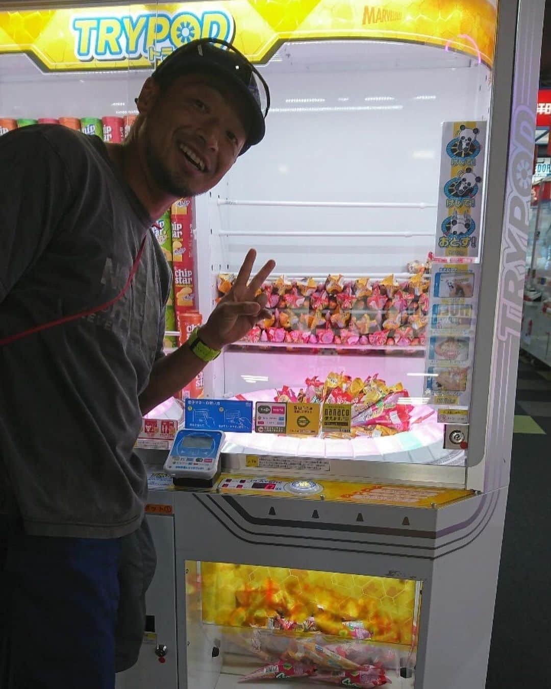 のインスタグラム：「#団長ゲーセンでカプリコ大量ゲット #団長嫁にマリオカート完敗 #団長安田 #安田大サーカス団長 #カプリコ大量ゲット #マリオカート弱すぎる団長 #マリオカート弱いのにやりたくなる #ゴール前まではえー感じやのに」