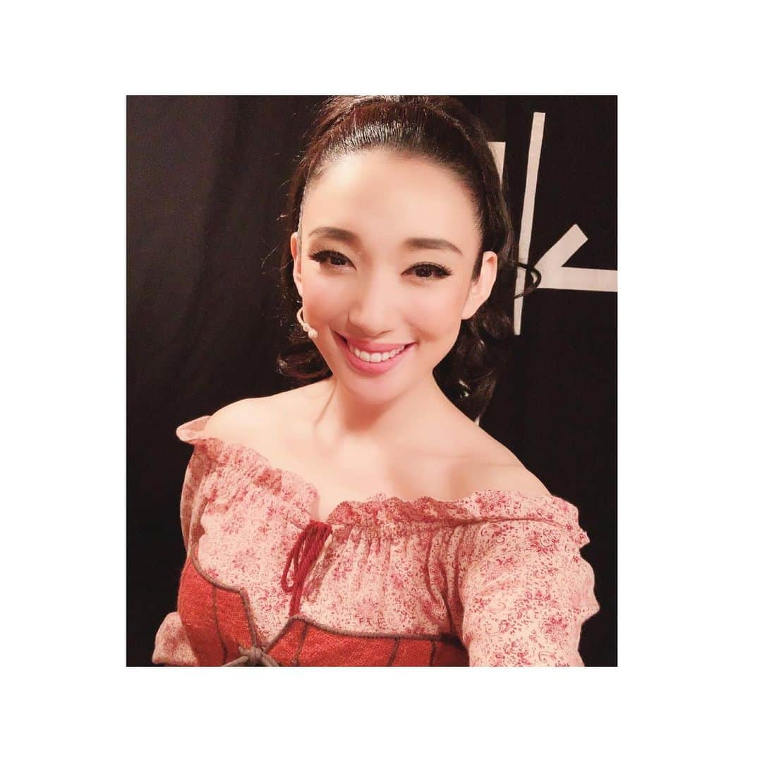 沙央くらまさんのインスタグラム写真 - (沙央くらまInstagram)「皆さーん❤️ #clubsevenzeroⅱ 無事に千秋楽を迎える事ができました♪  温かい、幸せな、笑いの絶えない日々で、こんなに素敵なスタッフさんやキャストの皆様や、お客様と過ごせた時間は宝物になりました♪ 可能性は未知なんだと、改めて感じました。 これからもこの大切な#クラブセブン での日々を糧に頑張って行こうと思います！  写真は、同期の#白鳥かすが 可愛い後輩#貴千碧 ちゃん❤️ 千秋楽、無茶振りコーナーで吉本をさせて頂きましたが、#未知やすえ 姉さんが丁度いらしてくださっていたのです！ もちろん厚かましながらやすえさんのネタをさせて頂きましたw  そして宝塚時代にお世話になったチーム宝塚で#中村一徳 先生らと❤️みっちゃんさん  最後に大大大好きなクラブセブンのメンバーで📸  さて。今日からまた頑張ります！  #沙央くらま #コマスタ #玉野和紀 さん #吉野圭吾 さん #西村直人 さん #東山義久 さん #大山真志 さん #北翔海莉 さん」7月9日 9時20分 - kurama_sao