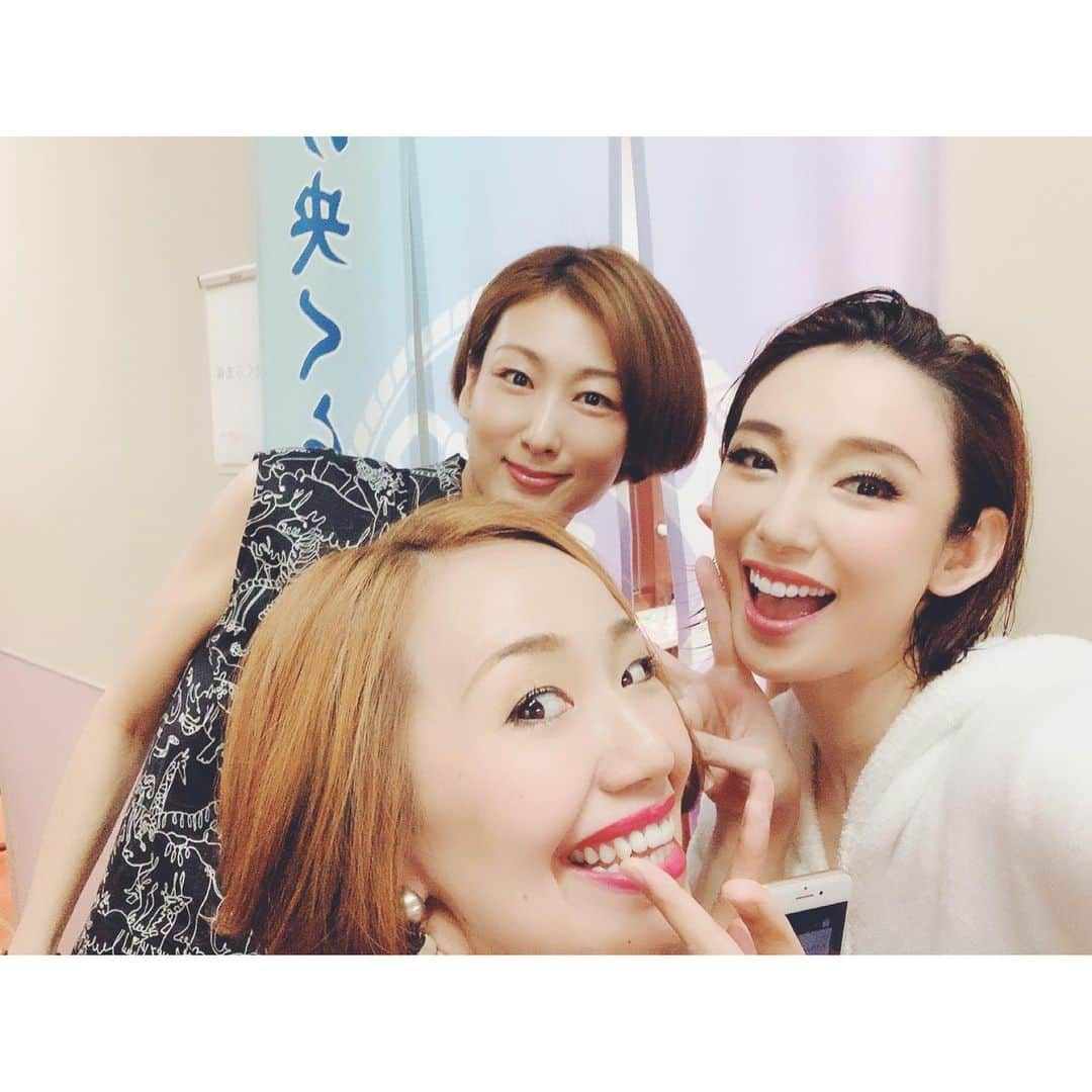 沙央くらまさんのインスタグラム写真 - (沙央くらまInstagram)「皆さーん❤️ #clubsevenzeroⅱ 無事に千秋楽を迎える事ができました♪  温かい、幸せな、笑いの絶えない日々で、こんなに素敵なスタッフさんやキャストの皆様や、お客様と過ごせた時間は宝物になりました♪ 可能性は未知なんだと、改めて感じました。 これからもこの大切な#クラブセブン での日々を糧に頑張って行こうと思います！  写真は、同期の#白鳥かすが 可愛い後輩#貴千碧 ちゃん❤️ 千秋楽、無茶振りコーナーで吉本をさせて頂きましたが、#未知やすえ 姉さんが丁度いらしてくださっていたのです！ もちろん厚かましながらやすえさんのネタをさせて頂きましたw  そして宝塚時代にお世話になったチーム宝塚で#中村一徳 先生らと❤️みっちゃんさん  最後に大大大好きなクラブセブンのメンバーで📸  さて。今日からまた頑張ります！  #沙央くらま #コマスタ #玉野和紀 さん #吉野圭吾 さん #西村直人 さん #東山義久 さん #大山真志 さん #北翔海莉 さん」7月9日 9時20分 - kurama_sao