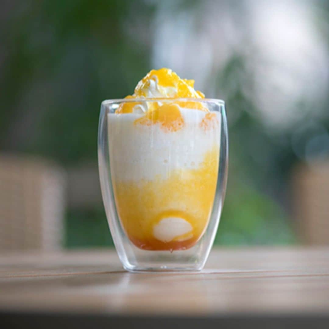 Courtyard by Marriott Tokyoのインスタグラム：「Fruity Frozen AMAZAKE ”Passion” at GGCo.😊🍋 Amazake and skim milk are mixed and shaken to make frozen amazake. Sweet, vibrant passion fruit sauce is added to that frozen amazake, which is topped with mangos and pineapples. Enjoy the perfect marriage of tropical fruits’ refreshing tartness and amazake’s mild sweetness.  フルーティー フローズン アマザケ「パッション」at GGCo.😋🍹 甘酒と無脂肪乳をシェイクしたフローズン甘酒に、甘く色鮮やかなパッションフルーツソースを加え、マンゴーとパイナップルをトッピングしました。トロピカルフルーツの爽やかな酸味と、甘酒のマイルドな甘味の相性の良さをお楽しみください。#デザート #スイーツ #sweets #dessert #フルーツ #美味しい #ドリンク #パッションフルーツ #ベリー #cytokyo #ginza #銀座 #甘酒」