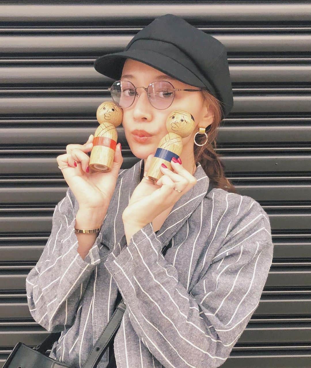 のインスタグラム：「まいちゃんご結婚おめでとうの会👏🏻㊗️✨✨✨ とにかくとーにかくおめでとう💕 出不精なのにジェットコースターのためなら早起きしてくれるところも🎢 いつもラインのスタンプが気持ち悪いところも🌝 お腹壊しながらもかき氷食べたいって言うところも🍧 こんっなに心許していいのかなって思えるくらいなんでも話せちゃうし笑えちゃうところも ぜええええええええんぶ好き！！！ . プレゼントはこけしの塩胡椒入れ🧂 ぷぅ顔してる物選ぶとか私って天才なの？😗(渡してから気づいたけど) とにかくおめでとう🎊 ジョイくんには一生やきもちすると思うけど私の相手もしてねー🙋🏽‍♂️ . . #初めて湧いた#寂しすぎて祝いたくないという感情#おかげさまでプロポーズから3ヶ月も経ちました#無事立ち直りました#今は全力で祝福モード#まいちゃんジョイくんお幸せに🥺👏🏻」
