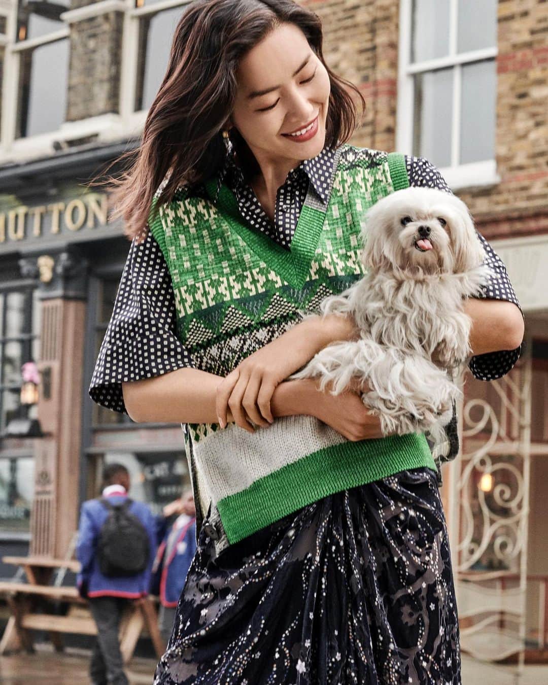 リウ・ウェンのインスタグラム：「The best shoots are the ones with special guests like this one! @dazzlefashion_official 🥰💕 📸 @giampaolosgura」