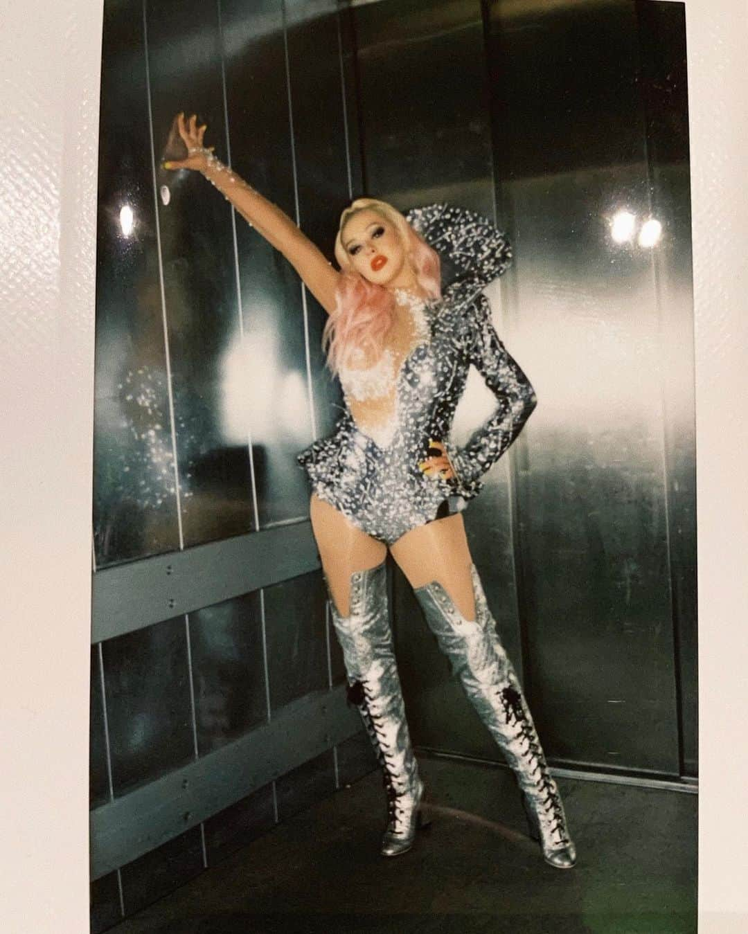 クリスティーナ・アギレラさんのインスタグラム写真 - (クリスティーナ・アギレラInstagram)「Bionic, so damn bionic. #TheXTour」7月9日 9時40分 - xtina