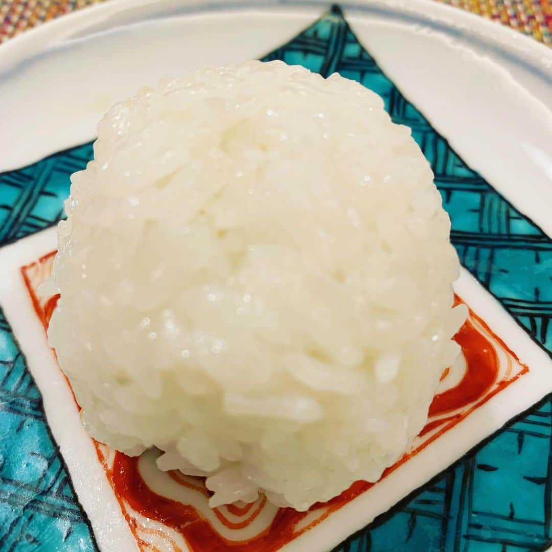 名倉潤さんのインスタグラム写真 - (名倉潤Instagram)「晩御飯に娘が食欲がない俺に作ってくれたまんまるおにぎり😃めちゃくちゃ美味かった😊これだったらいくらでも食べられる👌 ありがとう😊 最後の晩餐は娘のおにぎりと妻の味噌汁かな⭐️ #梅干しいり #気を使ってラップに包んで握ってくれた #また作ってね #料理は愛情」7月9日 9時59分 - nagrat1968