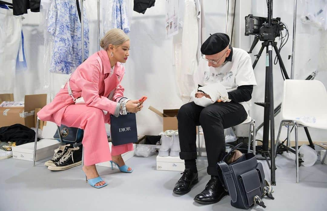 キム・ジョーンズさんのインスタグラム写真 - (キム・ジョーンズInstagram)「Behind the scenes at @dior men’s show with @yoon_ambush and @stephenjonesmillinery photo by @jameslaw1」7月9日 9時59分 - mrkimjones