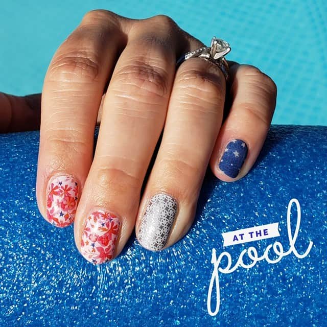 のインスタグラム：「@jamberrycarrie sent us this gorgeous #nailfie from the Patriotic Collection 🇺🇸 . . Let Freedom Ring & First Frost 🇺🇸🙌🏼🇺🇸 . . What was your favorite wrap from the Patriotic Collection? 👇🏼👇🏼 . . #nailart #nailfies #nailwraps #jamberry #jamberry2019 #beneyou #kindnesswins #leadership #lovewhatido #mompreneur #selfcare #sisterhood #success #bossbabe #buildingbusiness」