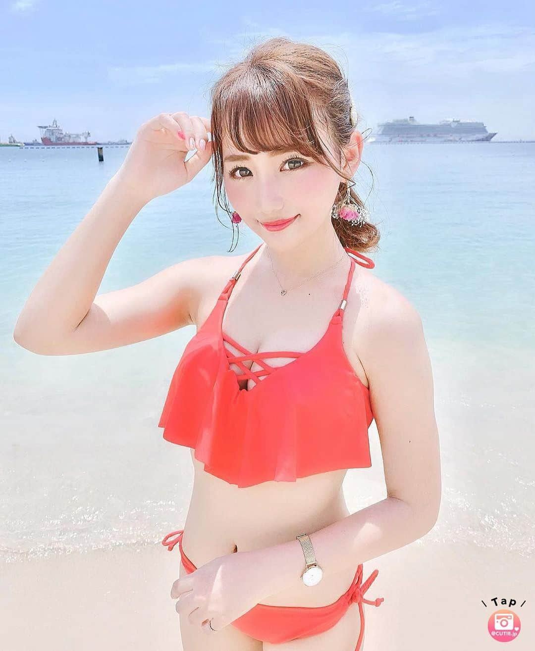 ❤️cutie.jp❤️【キューピー】のインスタグラム：「今日のかとコーデその1 * 8回目のご紹介になります 加藤里奈さん＜@katoco0326＞の可愛すギンガポールのお写真です📷✨ * 可愛すぎ×シンガポールでギンガポール😘 * 銀がポール…？ * じゃあ金は…？金は誰…！？🤔🤔 * まさか…レノン！？ * そんなジョンも驚きの白さ（肌が）✨ * そしてリンゴも納得の赤さ（水着の似合い具合）👙 * 俺を忘れてもらっちゃ困るよ❗️ ジョージも飲んだかもしれないフラペチーノ（おかわりしたい可愛さ）🍵 * そう、おかわりといえば * 御代わり🙇🏻‍♂️ * かとコーデその2へ続きます✌🏻 * 加藤里奈さん、 いよいよ文章意味不明なお写真、 誠にありがとうございました🥳 ＿＿＿＿＿＿＿＿＿＿＿＿＿＿＿＿ ◆◇◆◇◆◇◆◇◆◇◆◇◆◇◆◇ ￣￣￣￣￣￣￣￣￣￣￣￣￣￣￣￣ 紹介をご希望の方は 投稿の写真へのタグ(@cutie.jp) と #キューティー のタグ付けをお願い致します💗💗 ＿＿＿＿＿＿＿＿＿＿＿＿＿＿＿＿ ◆◇◆◇◆◇◆◇◆◇◆◇◆◇◆◇ ￣￣￣￣￣￣￣￣￣￣￣￣￣￣￣￣ @katoco0326 #加藤里奈 #美人 #かわいい #綺麗 #モデル #スタバ #美白 #名古屋 #nagoya #フラペチーノ #旅行 #travel #タビジョ #シンガポール #singapore #ビーチ #抹茶 #白い #砂浜 #make #makeup #キューティー #cute #cutie #kawaii #fashion #beauty #model」