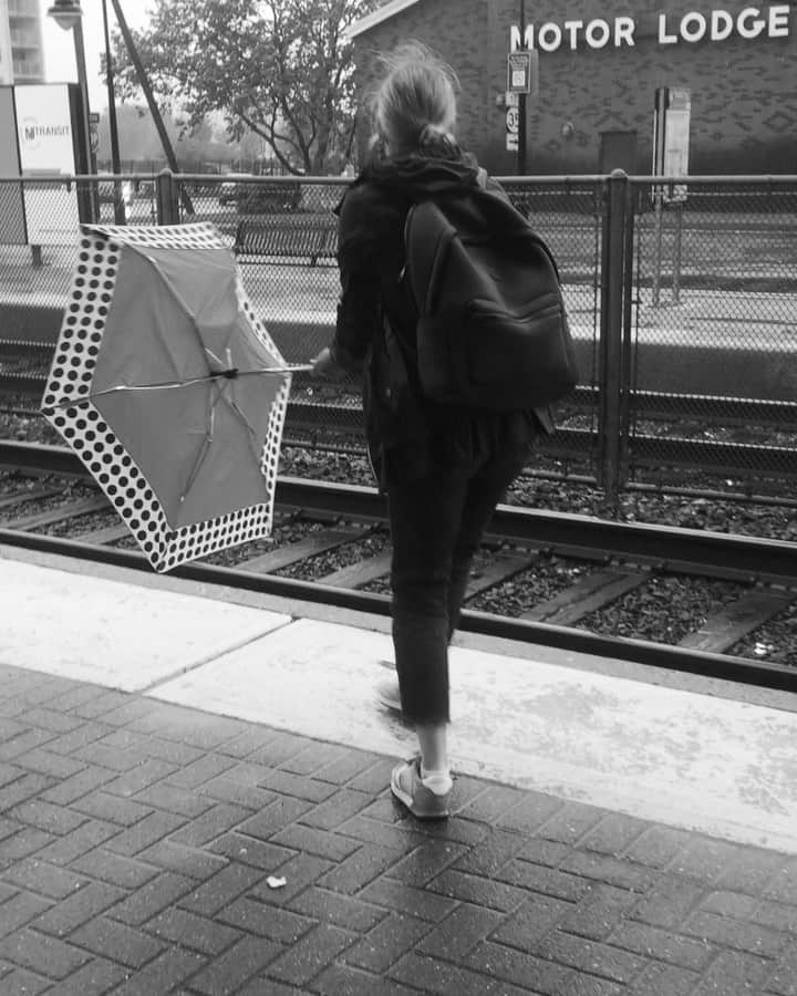 グレイシー・ドジーニーのインスタグラム：「can’t rain on this parade #lipsyncforyourlife」
