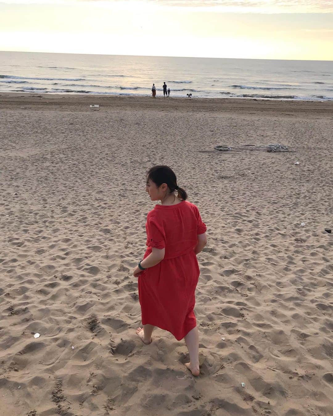 D[di:]のインスタグラム：「旦那ちゃんが奇跡的に休みがとれた！ので、期限ギリってたマイルを駆使して、旦那ちゃんのお友達のいる能登までジャーニーしてきました✈️ 1.2.JALが小松空港までしか運行してなかったので、小松空港でレンタカー借りて日本海沿いを爆走しようとなった(到着17時、目当ての祭りは見所が21時ころであった🤭)が、車乗ってすぐに、すてきすぎる海岸でひと休みw 足湯もできて早速リラーックス 空が綺麗すぎて能登たびに胸膨らみまくり🎈 3.我らがデスティネーション！350年の歴史をもつ、ザ あばれ祭り‼️@宇出津 日本🇯🇵のお祭りTOP20入りしているんだそう 4.神輿の道を照らす隊、キリコ。宇出津の各町内会で編成され、その数ことしは35。ちなみに、前日には、このキリコの一つが巨大松明に近づきすぎて一騎全焼したそう… 5.「チョウサ！チョウサ！チョウサ！」と、いきなり神輿を半裸の漢達が、バッチンバッチン‼️荒ぶる神が神輿をいぢめればいぢめるほど喜び、厄祓いになると信じられているんだという… 6.漆塗りの立派な神輿、ドブ川にボッチャン💦‼️ 7.川に落とされた挙句、がっちゃんがっちゃんひっくり返され… 8.旦那ちゃん友人宅前も でも、道端で落とされ、回され… チョウサ‼️…これ、調査って意味で言ってたらだいぶウケるなと一人でほくそ笑みながら観戦  9.1階からのアングル。完全に神輿がひたすらプロレス技かけられてるようにしか見えないw 10.最後は、神輿は巨大な松明のなかににぶん投げられ焼かれてました  全てのキリコが町を練り歩き終わり祭り全てが終わるのがだいたい午前4時… 25時くらいまでは松明ポイントで神輿を待ってたんだけど、眠すぎてあと少しのとこでワタクシ撃沈 部屋戻って、キリコ隊のお囃子を聞きながらウトウト😴😴😴 祭囃子をこんな間近で聞きながら寝入るなんてだいぶ贅沢な時間でした😽😽😽 #能登 #あばれ祭り2019 #神輿 #キリコ祭り」
