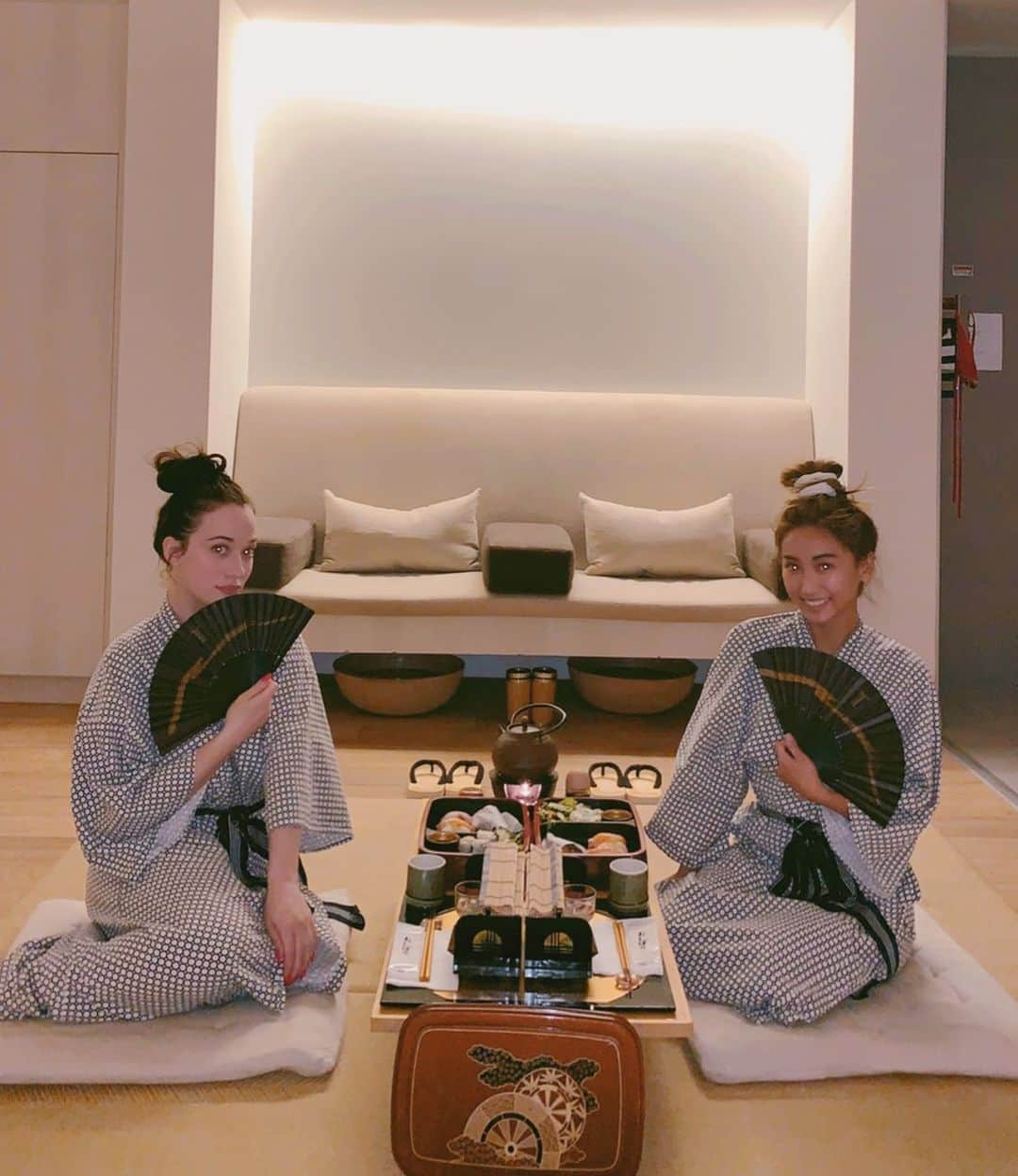 カット・デニングスさんのインスタグラム写真 - (カット・デニングスInstagram)「My posture and life is changed forever after the best massage of our lives at @tomoko_spa. Sorry if you heard my spine cracking down the street. Love you so much @brendasong 🌸」7月9日 10時51分 - katdenningsss