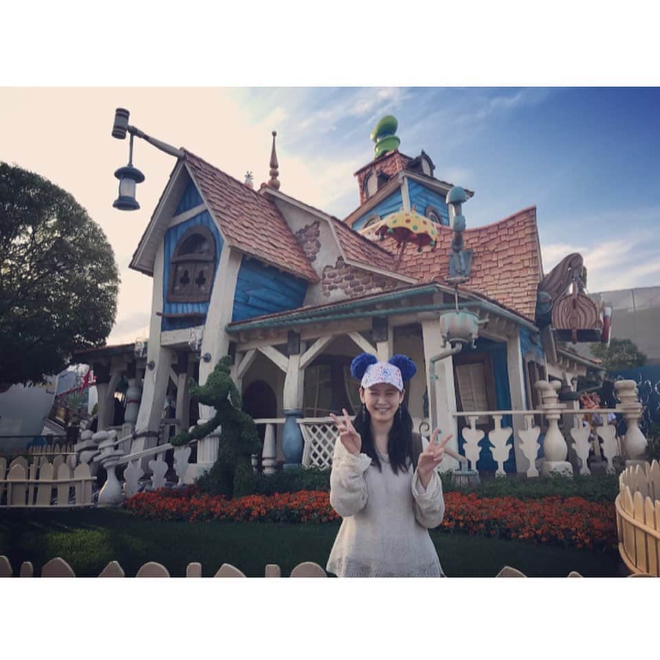 睦のインスタグラム：「虫歯治療で、 出かけたんですよぉ。  で、 麻酔したんですよぉ。  夜の予定まで 時間があったので、 麻酔が切れるまでと 3時間ほどの ぼっちインパ😅  そろそろ、 年パス2年生なので、 新しい帽子が欲しいなと 思っていたら。  ディズニーカードの ポイントが溜まっていたので、 無料で帽子をゲット♡  久しぶりに、 可愛いスティッチ見て。  ぷらぷら、ぷらぷら。  曇り空から、 思いがけずの晴れ間。  暑くなってきて、 冷たいものを 食べたいなぁと。  麻酔も きれてきたようなので、 ミッキーの クッキー付きの ソフトクリーム &チョコレートを。  美味しかったですよ。  これを食べながら、 昼間のパレードを眺めて。  フィルハーマジックで 飛んだ気分になり。  ミッキーに会いに行こうかと トゥーンタウンへ。  そういえば、 シーで グリーティングがなくなった グーフィーの家が。  写真、撮りたいなぁと キャストさんに お願いしたら。  とっても、 チャーミングで親切な方。  持ち場を 離れなくてはならないので すぐに、他の キャストさんを呼んでくれて 撮ってくれました。  記念に彼女とも 撮りたいとお願いしたら。  他のキャストさんが 快く撮ってくれて。  1人で行っても 楽しめるのは、 キャストさんのおかげも 大あり。  ミッキーに会うのは また今度にして 帰りましたぁ。  今回の万歩計数 : 13,093歩  #ディズニーランド  #東京ディズニランド  #disneyland  #グーフィー  #goofy  #mickey  #mickeymouse  #ミッキー  #ミッキーマウス  #ソフトクリーム  #softcream  #キャストさん  #キャスト  #cast  #ゲスト  #ぼっち  #インパ  #ショートステイ  #newhat  #tokyodisneyland  #ポイント  #point  #東京ディズニーリゾート  #ssw  #モデル  #tokyodisneyresort  #lyricist  #model  #井上睦都実 #睦」