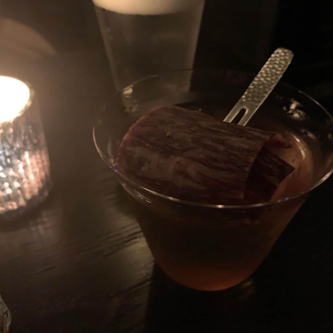 忍成修吾さんのインスタグラム写真 - (忍成修吾Instagram)「強めのカクテルを下さいと頼んだら、ウイスキーベースのロックに神戸牛のジャーキーが添えられて出てきました😲 変わったお酒と思いながらも、飲んでみると美味しかったです‼️ ちょっと変わったカクテルを出してくれるステキなBARでした🍸 また行きたいな~」7月9日 10時49分 - shugo_oshinari