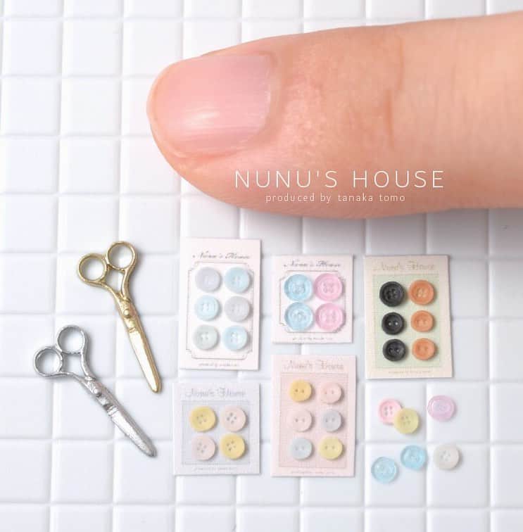 Nunu's Houseさんのインスタグラム写真 - (Nunu's HouseInstagram)「✂︎ web shopに【ハサミ型とボタン型】を‬ ‪追加しました。(追加写真は別記事にて公開) ‪プロフィールよのURLからご確認頂けます。 ‪※写真は型を使った作例です。‬ #nunushouse  #田中智 #ミニチュア #miniature  #裁縫 #ハサミ #ボタン #手芸」7月9日 16時17分 - nunus_house