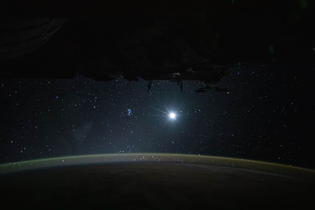 NASAさんのインスタグラム写真 - (NASAInstagram)「Imagine seeing the Earth, Moon and stars all in one view. 🌍 🌕 ⭐⁣ ⁣ Such a vision was captured by the crew of the @ISS. They could see the Earth's atmospheric glow, highlighted by the Moon and a starry orbital nighttime background while orbiting 256 miles above the Pacific Ocean, southeast of the Hawaiian island chain. ⁣ ⁣ Click the link in the bio for more info ⬆️⁣ ⁣ Image Credit: NASA⁣ ⁣ #Space #NASA #StarryNight」7月9日 10時55分 - nasa