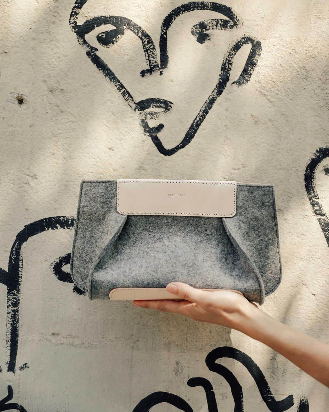 グラフ&ランツのインスタグラム：「Giving you (and your things!) a hand with the Frankie Baguette 👜」