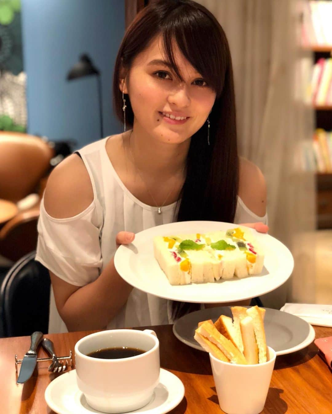 奥山夏織さんのインスタグラム写真 - (奥山夏織Instagram)「麻理耶さんにとても美味しい#パン屋さん に連れて行ってもらいました❣️ ・ #セントルザベーカリー ✨もちっとしたパンが美味しくて、フルーツサンドを食べた時感動😭こんな美味しいパンってあるんだって思うくらい💦 ・ 焼いたパンよりそのままの方がおいしい❣️っと7回目笑の麻理耶さん(@mariya_kuroda)笑最近スイーツ系のお店情報はなんでも聞いてます😂笑 ・ チーズトーストも食べたのですがラクレットチーズがたーっぷりかかっていて、チーズ❣️って感じのトーストでした👀💓私はチーズ大好き芸人なので幸せでした😘 ・ お値段そこそこお高めなので、下調べしてからぜひ行ってみてください😂ご馳走様でした〜🙇‍♀️💓 ・・・ #食パン #🍞 #セントルザベーカリー  #ランチ #贅沢ランチ #lunch #サンドイッチ #サンドウィッチ #銀座ランチ #銀座 #ふわふわ食パン #パン #ブレッド」7月9日 10時58分 - okuyama_kaori