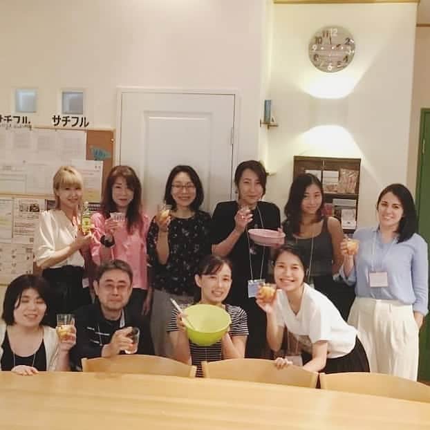ユーロ英会話クラブのインスタグラム：「【長久手本校　大人向けイベント】 【7/3(水)スパニッシュパーティーを開催しました🙌✨】 今回のイベント参加者の半数は、全６回のスペイン語講座を受けた生徒さんたち☺️ １回５０分のレッスンをたった６回受けただけで、こんなにも話せるようになるの？！とビックリするくらい、皆さん上手に話されていました😳✨ アグ先生も、自分の生徒の成長に大喜び🙌❣️ 生徒さんからも、 「楽しかったです！」 「さっそくお家で作りました！」 などのコメントをいただき、嬉しい限りです🎶  参加して下さった皆さん、本当にありがとうございました！ ＝＝＝＝＝＝＝＝＝＝＝＝＝＝ サチフル英会話クラブ http://sachifull.com/ ☎0561-58-9450（代表）  長久手本校 (長久手アピタ北側出口　徒歩1分) ●ベビークラス●キッズクラス●大人クラス 東浦校 (石浜駅　徒歩3分) ●キッズクラス●大人クラス ＝＝＝＝＝＝＝＝＝＝＝＝＝＝ #英語 #英会話 #英会話教室 #英会話スクール #キッズ英会話 #キッズイングリッシュ #英語の勉強 #べびー #ベビー #子供 #子ども #キッズ #学生 #英会話初心者 #英語の勉強垢 #子供英会話 #社会人の勉強垢 #海外旅行 #留学 #studyenglish #instastudy #長久手 #東浦 #サチフル英会話クラブ #サチフル」