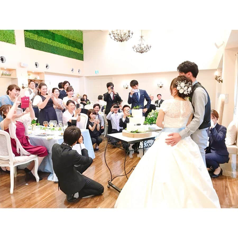 ヴィラデマリアージュ越谷レイクタウンweddingさんのインスタグラム写真 - (ヴィラデマリアージュ越谷レイクタウンweddingInstagram)「・ ・ 〜Party report〜 ・ ・ ケーキ入刀セレモニーでは沢山のゲストがお二人の素敵な笑顔を撮ろうとお集まり下さいました！！ ・ ・ その時のゲストの方々の表情は自然と笑みが溢れており、幸せな気持ちとなりました⋆*❁*⋆ฺ｡* ・ ・ お二人の写真を撮るのはもちろんの事、ゲストの表情も残したい そんな夢を叶える事ができる商品が ヴィラデマリアージュにはございます🙌🏻✨ ・ 是非気になる方はお問い合わせ下さい！ ・ ・ また大切なゲストの方との お食事ラウンドを楽しんで･:*+. ・ 新婦様のことが大好きな新郎様 新婦様へのサプライズも忘れずに♥️ ・ ・ おふたりのテーマカラーでもある ブルーの色のバラを送って… ・ 会場全体が感動に包まれる 素敵なお時間となりました･:*+. ・ Bon marriage！ ・ ・ #プレ花嫁 #卒花嫁 #卒花 #結婚式 #結婚式準備#ウェディング #wedding#花嫁#思い出#ブーケ#ヴィラデマリアージュ越谷レイクタウン#家族#花嫁レポ#カメラ#記念日#式場見学#写真好きな人と繋がりたい #ウェディングドレス #サプライズ#cake#blue#dress#colour#flower#natural#happiness#reporters#party」7月9日 11時06分 - villas_des_mariages_koshigaya