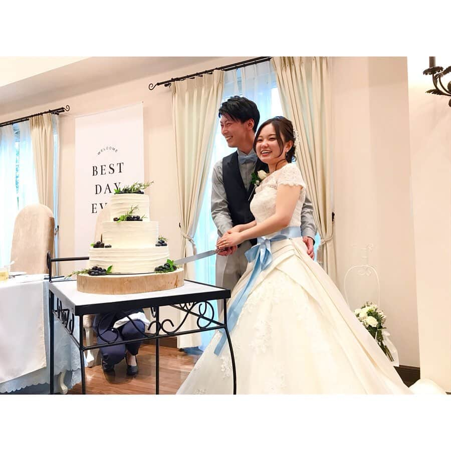 ヴィラデマリアージュ越谷レイクタウンweddingさんのインスタグラム写真 - (ヴィラデマリアージュ越谷レイクタウンweddingInstagram)「・ ・ 〜Party report〜 ・ ・ ケーキ入刀セレモニーでは沢山のゲストがお二人の素敵な笑顔を撮ろうとお集まり下さいました！！ ・ ・ その時のゲストの方々の表情は自然と笑みが溢れており、幸せな気持ちとなりました⋆*❁*⋆ฺ｡* ・ ・ お二人の写真を撮るのはもちろんの事、ゲストの表情も残したい そんな夢を叶える事ができる商品が ヴィラデマリアージュにはございます🙌🏻✨ ・ 是非気になる方はお問い合わせ下さい！ ・ ・ また大切なゲストの方との お食事ラウンドを楽しんで･:*+. ・ 新婦様のことが大好きな新郎様 新婦様へのサプライズも忘れずに♥️ ・ ・ おふたりのテーマカラーでもある ブルーの色のバラを送って… ・ 会場全体が感動に包まれる 素敵なお時間となりました･:*+. ・ Bon marriage！ ・ ・ #プレ花嫁 #卒花嫁 #卒花 #結婚式 #結婚式準備#ウェディング #wedding#花嫁#思い出#ブーケ#ヴィラデマリアージュ越谷レイクタウン#家族#花嫁レポ#カメラ#記念日#式場見学#写真好きな人と繋がりたい #ウェディングドレス #サプライズ#cake#blue#dress#colour#flower#natural#happiness#reporters#party」7月9日 11時06分 - villas_des_mariages_koshigaya