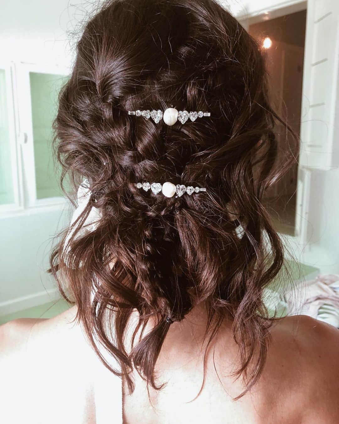 ダニジョーのインスタグラム：「Danni’s #bridal collection has dropped and it’s 👰🏻🔥 link in bio #dannijogirls #bride #branielle2019」