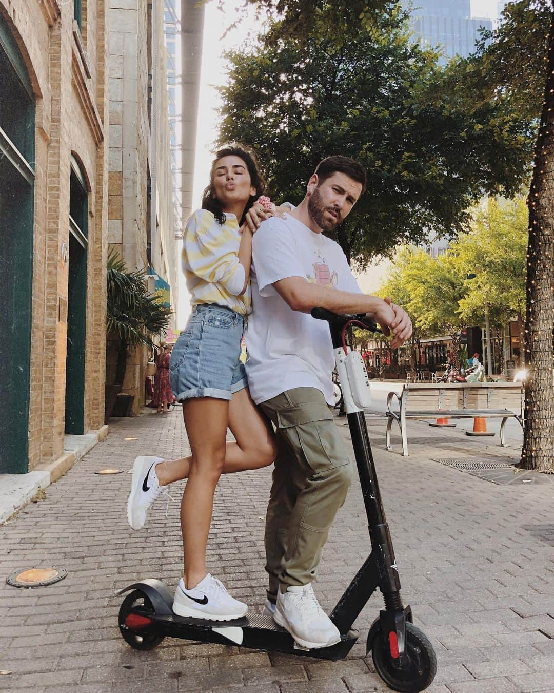 Sazan Hendrixさんのインスタグラム写真 - (Sazan HendrixInstagram)「Warning: do not take Stevie’s face seriously here (babe, what are you doing? Lol) The point of this post is to say HOW COME RIDING BIRDS ARE HARDER THAN THEY LOOK? I tried it for the first time this weekend and it was a complete fail so I casually just put my bird down and happily became a piggy back buddy 🤣🙊 who else thinks it’s kind of hard/scary? Lolol #uncoordinated #INeedPrayer #bird」7月9日 11時16分 - sazan