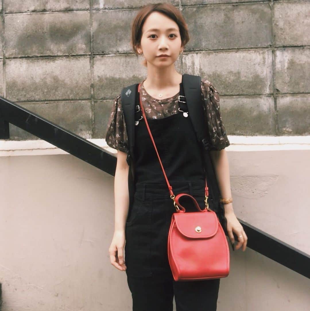三戸なつめさんのインスタグラム写真 - (三戸なつめInstagram)「#なつめ服 @tokyolampoon_ereva で購入した #coach のショルダーバッグ❤️ ずっと赤色の小さなバッグが欲しくて探してたのだけどやっとコレダー！！てのを見つけました！ 紐を外してレディーな持ち方もしてみたいわん👩🏻‍🦰 にっひー！！ #mito_natsume」7月9日 11時16分 - mito_natsume