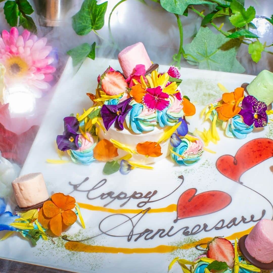 迷宮の国アリスのインスタグラム：「こんにちは、迷宮の国のアリスです。 ブログ更新しました！ 「お祝い事やデートにも！いろいろなシーンでご利用ください | 迷宮の国のアリス 銀座」 是非ご来店をお待ちしております。 ▼詳細はこちら▼ https://alice-meikyunokuni.com/archives/blog/2309 ☎電話番号：050-7301-5487  #迷宮の国のアリス #女子会 #銀座 #お茶会 #アリス #パーティー #ワイン #チーズ #カクテル #カフェ#デザート #イタリアン #オシャレ #ディナー」