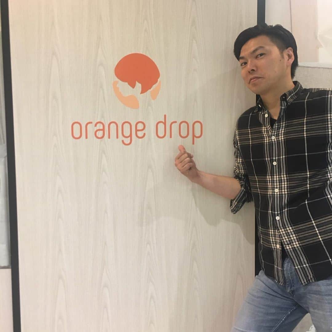 北見寛明のインスタグラム：「同級生の今井くん #新潟県の長岡駅内に #美容室orangedrop #newopen #今井くんとは18年の付き合い #東京で腕を磨き新潟へ #技術はもちろんだけど #今井くんのマッサージがまぁ #激チャラ #一度体感してみて #すんごいから #ちなみに #スタッフ募集中」